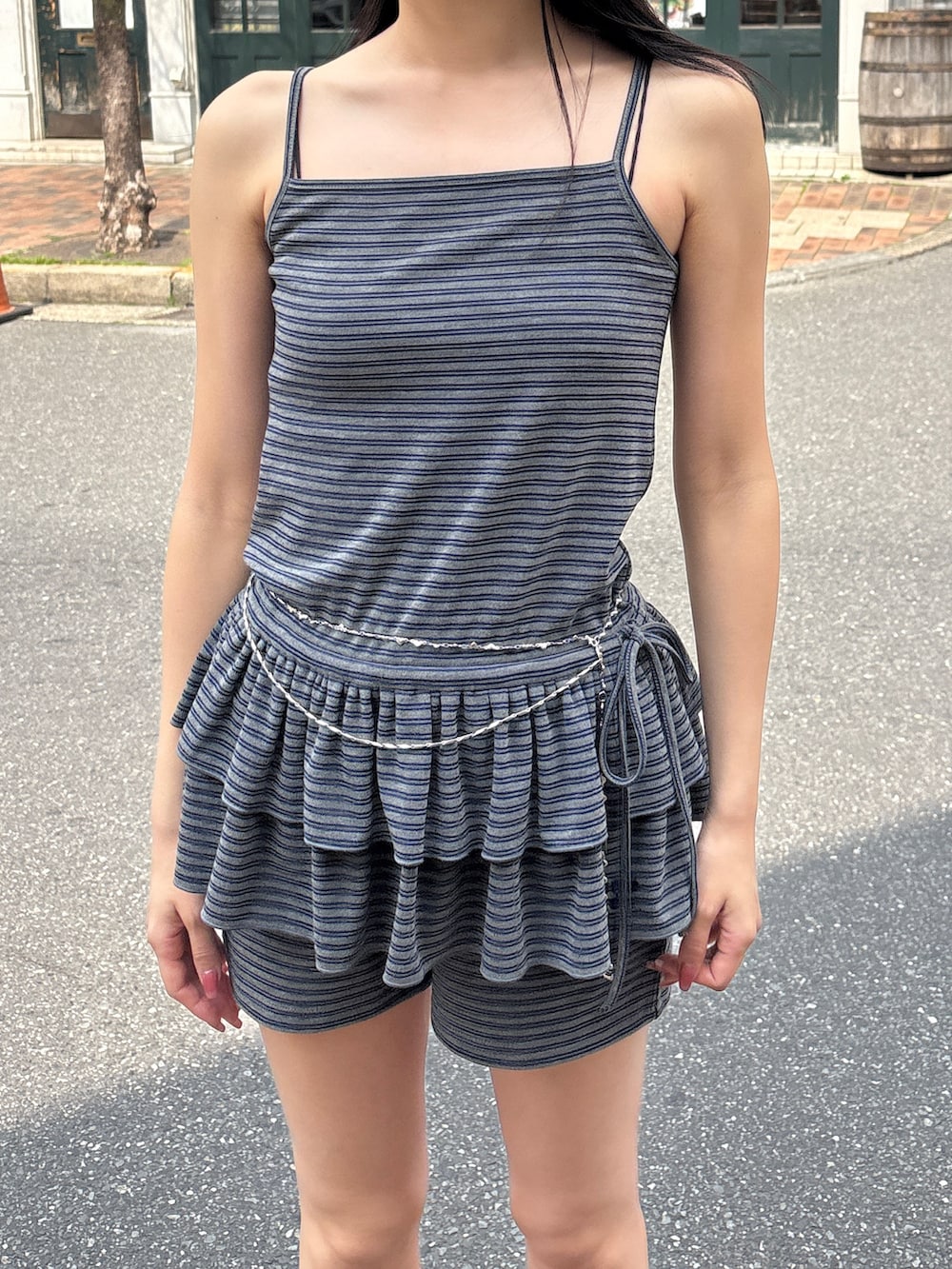 ブラック系のブーツ、グレー系のその他パンツ、グレー系のキャミソールを着用したレディースの夏コーディネートの5枚目の写真