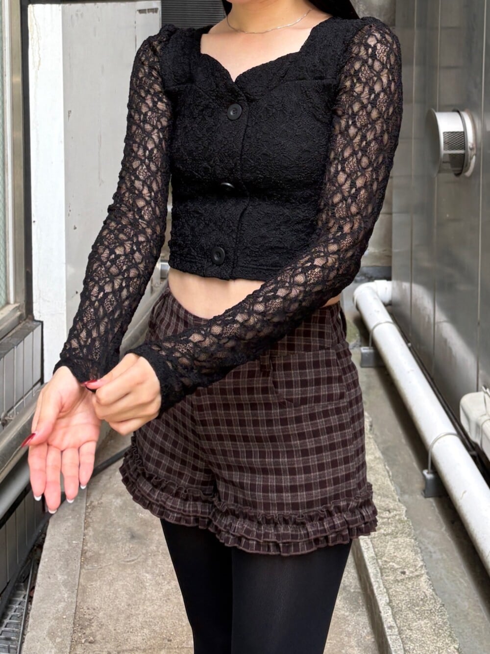 ブラック系のローファー、ブラウン系のその他パンツ、ブラック系のTシャツ/カットソーを着用したレディースの秋コーディネートの5枚目の写真