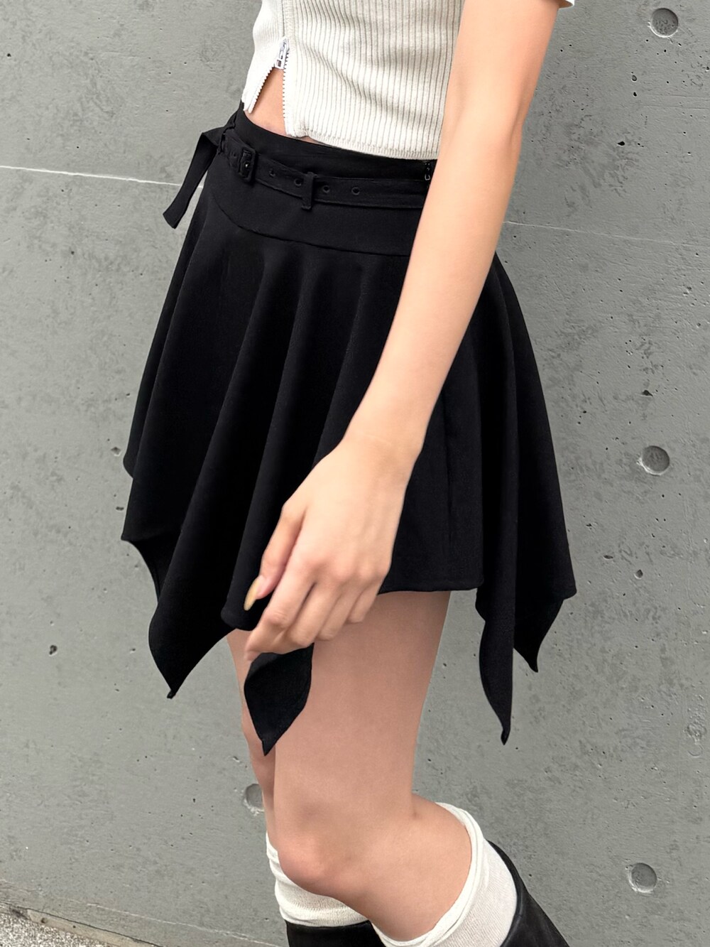 ブラック系のスカートを着用したレディースの春コーディネートの2枚目の写真