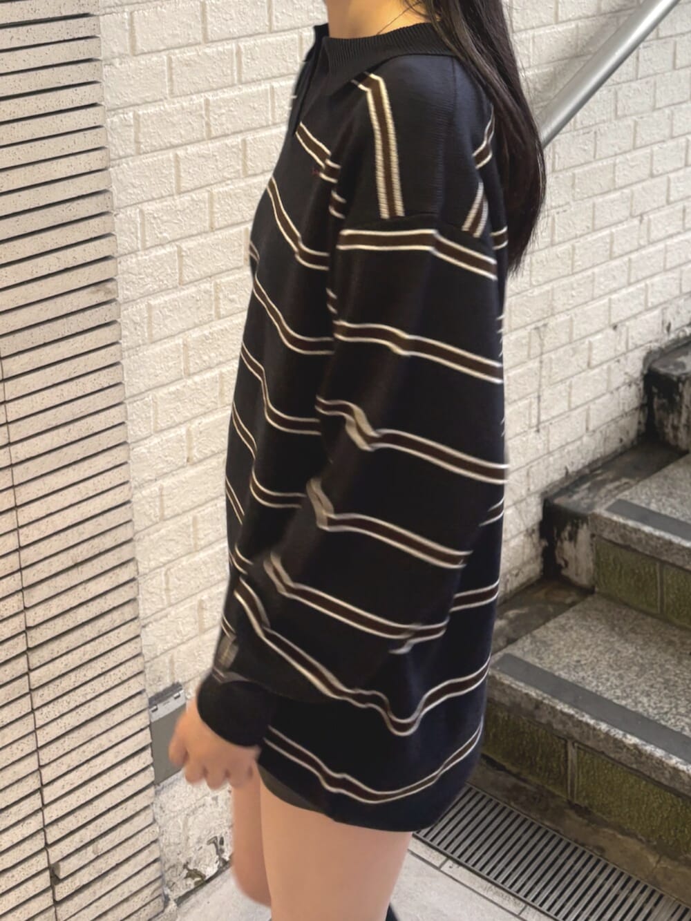 ブラック系のショルダーバッグ、ブラック系のその他パンツ、ブラック系のブーツを着用したレディースの秋コーディネートの5枚目の写真
