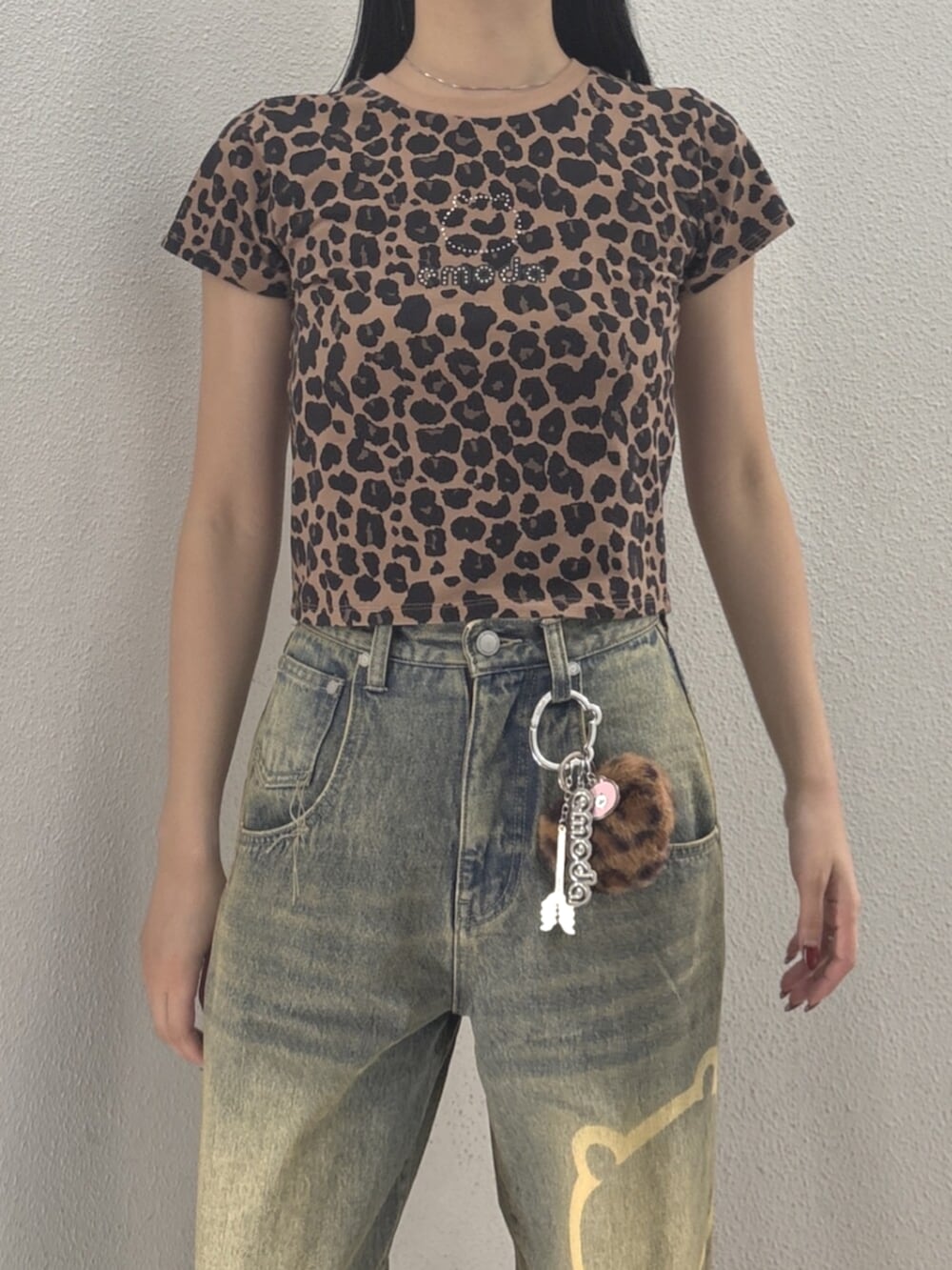 ブルー系のデニムパンツ、ブラウン系のTシャツ/カットソー、ブラック系のスリッポンを着用したレディースの夏コーディネートの6枚目の写真