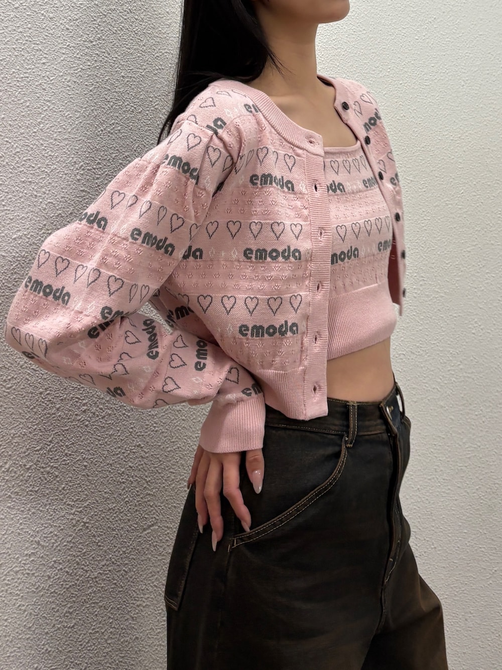 ブルー系のデニムパンツ、ピンク系のニット/セーター、ブラウン系のローファーを着用したレディースの冬コーディネートの2枚目の写真