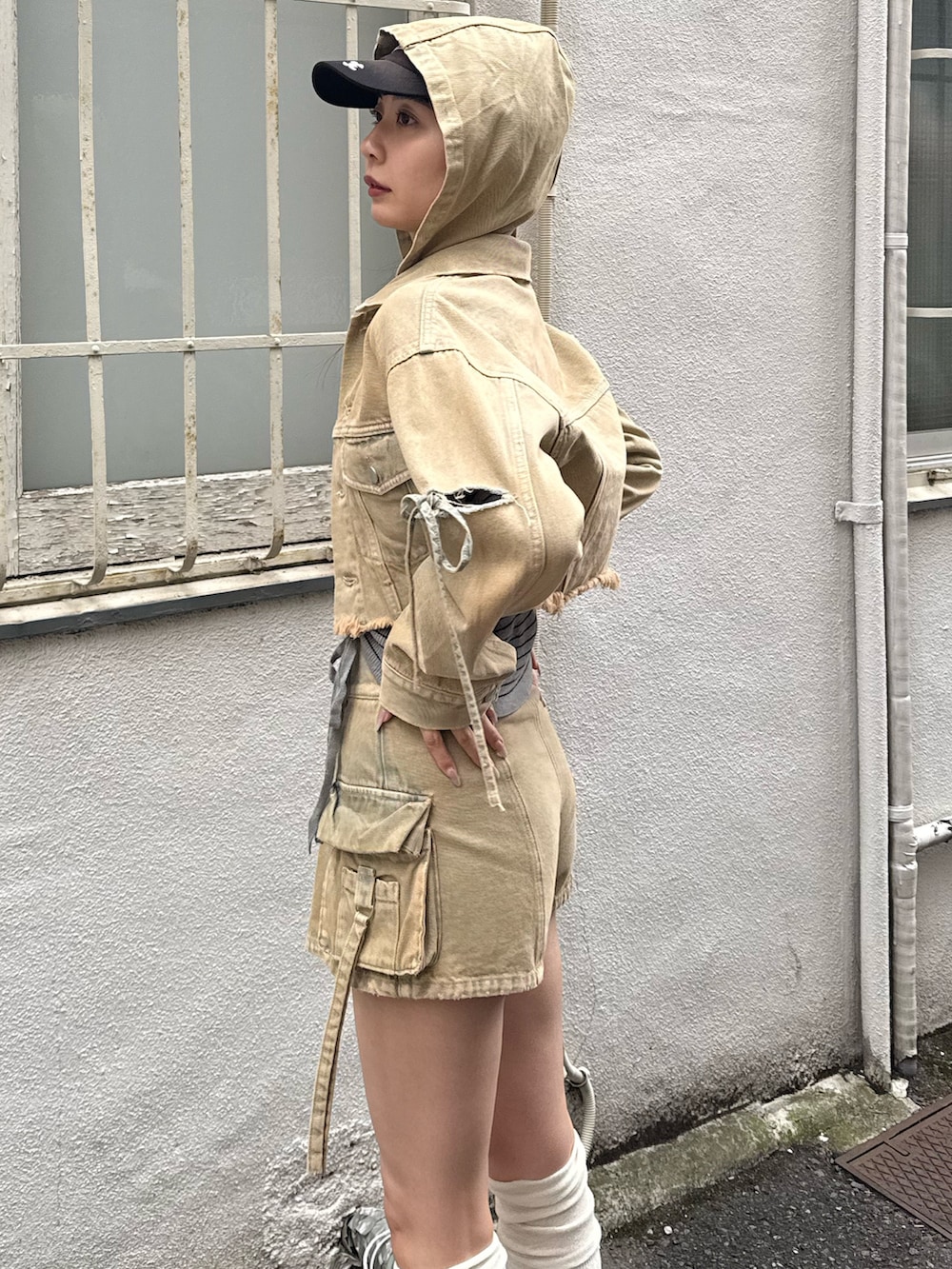 ベージュ系のデニムジャケット、ベージュ系のその他パンツ、ブラック系のスニーカーを着用したレディースの春コーディネートの2枚目の写真