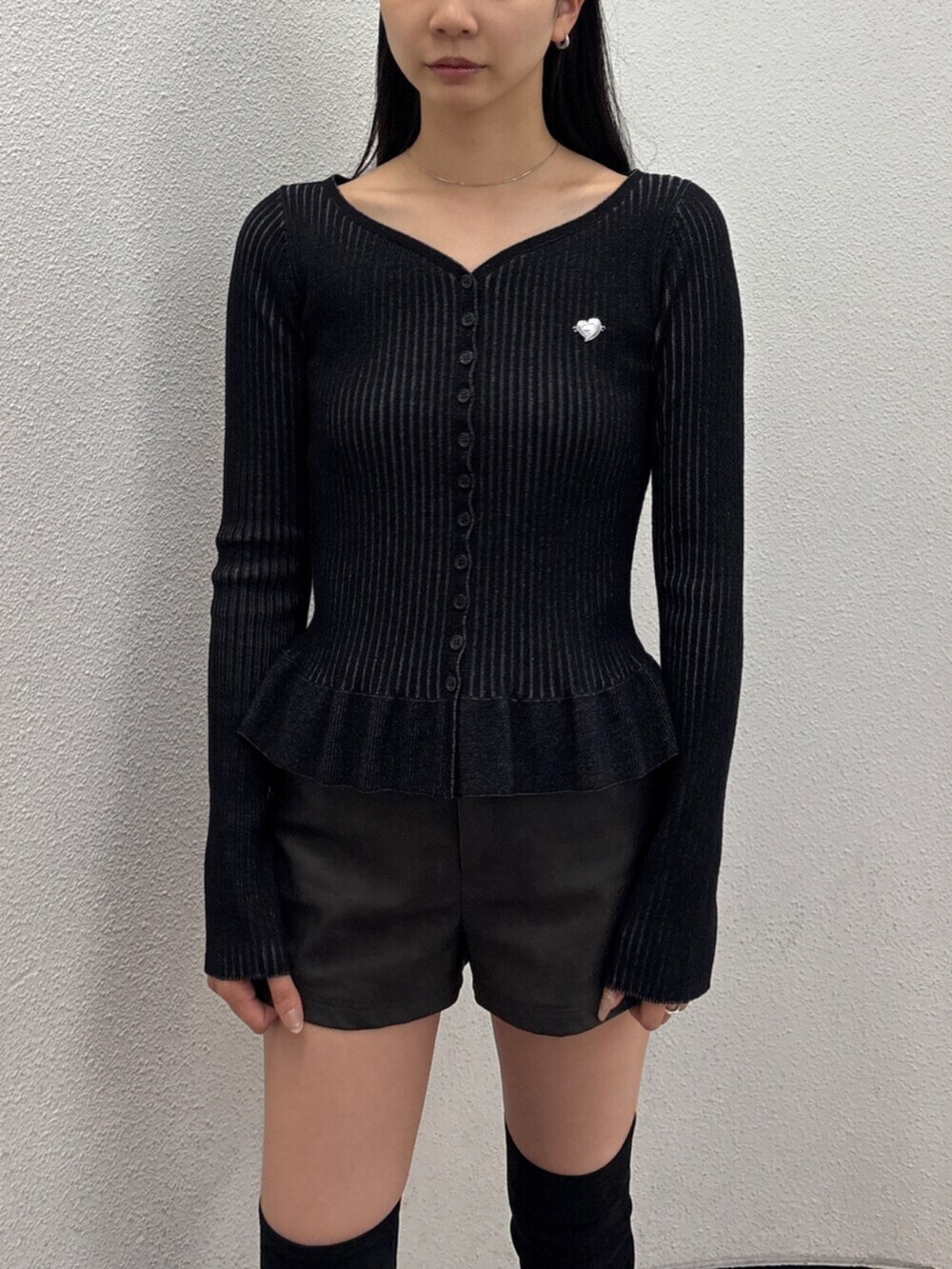 ブラック系のその他パンツ、ブラック系のブーツ、ブラック系のニット/セーターを着用したレディースの秋コーディネートの4枚目の写真