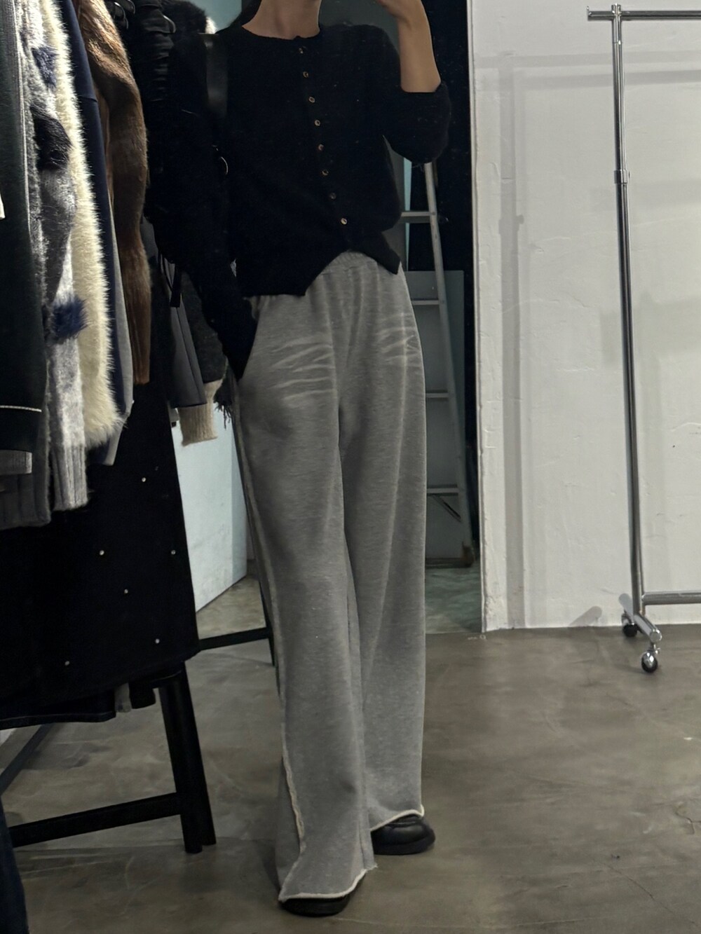 グレー系のスウェットパンツ、ブラック系のカーディガン/ボレロを着用したレディースの秋コーディネートの2枚目の写真