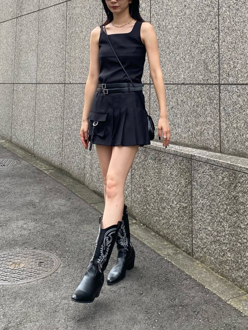 ブラック系のワンピースを着用したレディースの夏コーディネートの3枚目の写真