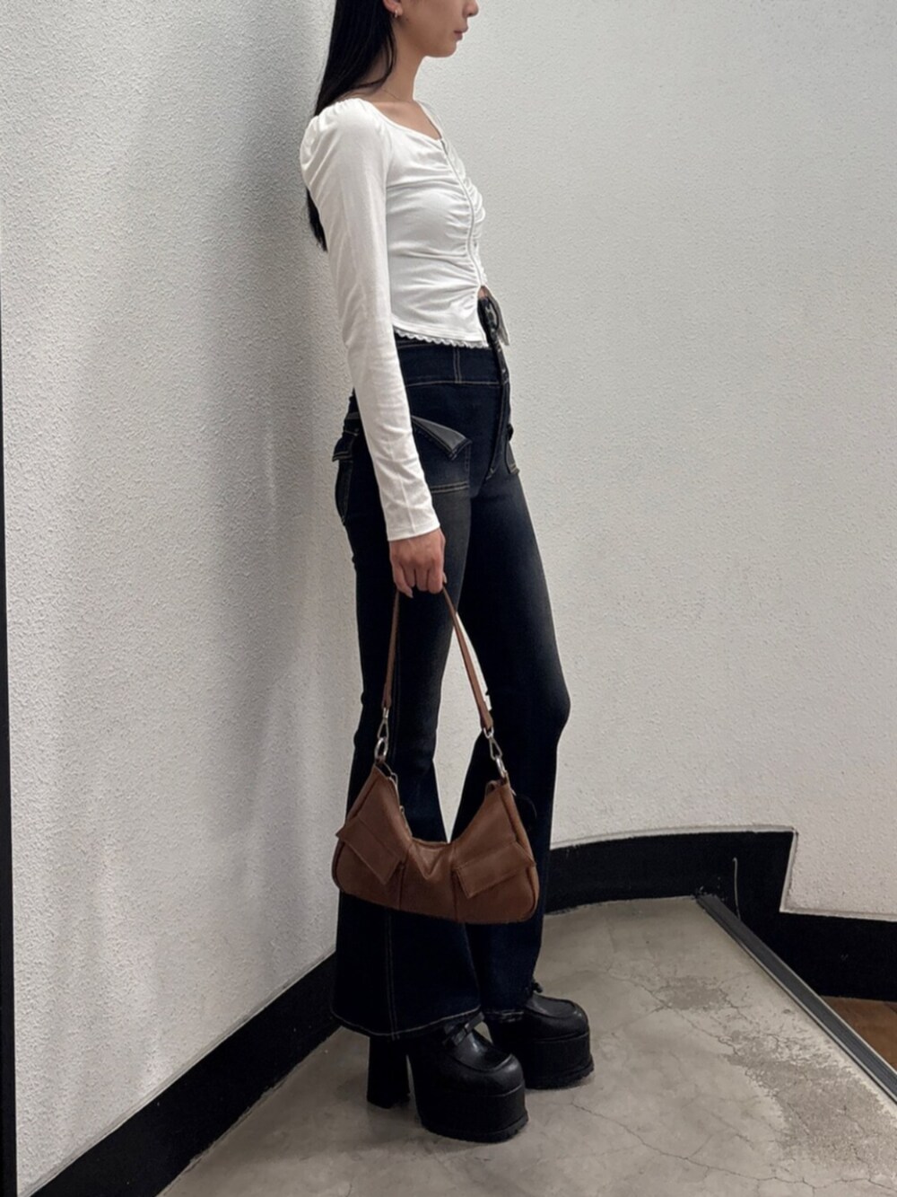 ブラック系のローファー、ホワイト系のTシャツ/カットソー、ブルー系のデニムパンツを着用したレディースの秋コーディネートの4枚目の写真