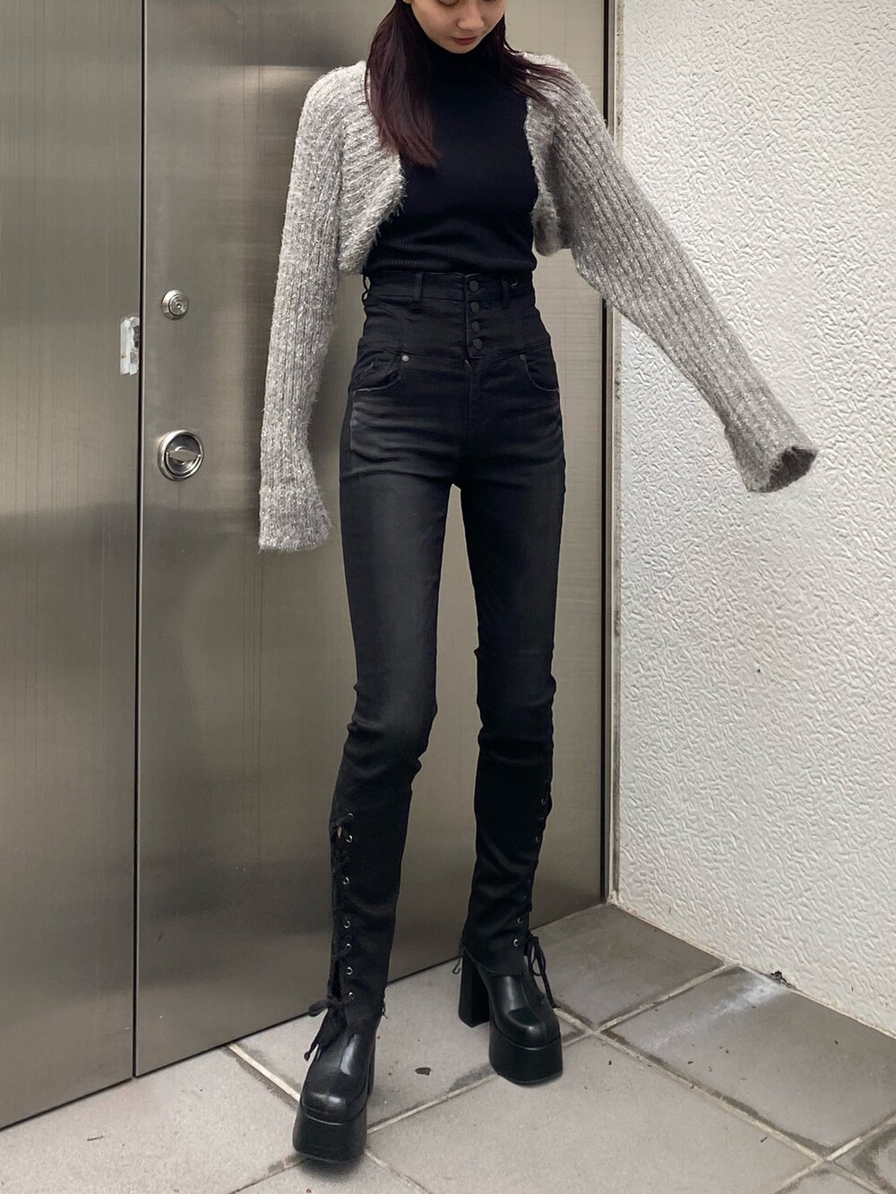 ブラック系のデニムパンツ、ブラック系のニット/セーターを着用したレディースの秋コーディネートの2枚目の写真