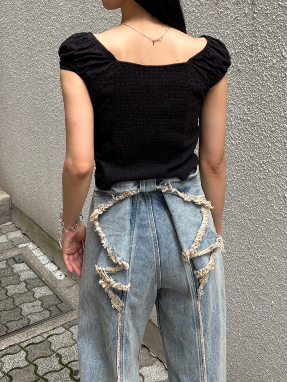 ブラック系のシャツ/ブラウス、ブラック系のショルダーバッグ、ブラック系のサンダルを着用したレディースの夏コーディネートの8枚目の写真