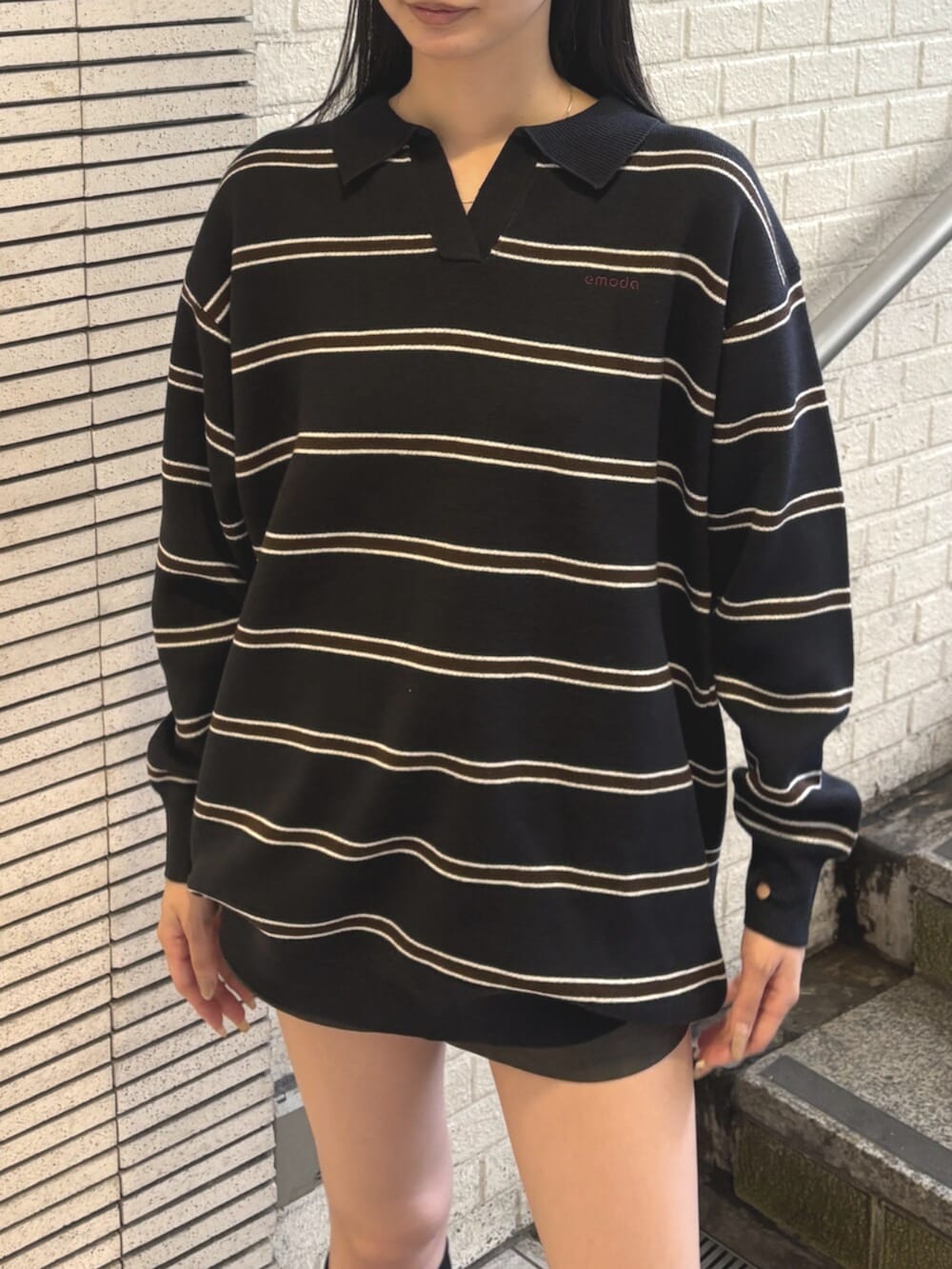 ブラック系のショルダーバッグ、ブラック系のその他パンツ、ブラック系のブーツを着用したレディースの秋コーディネートの4枚目の写真