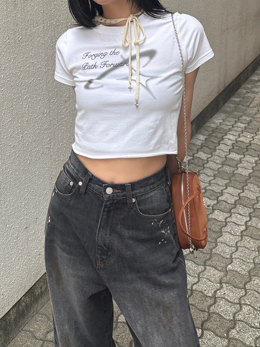 ブラック系のデニムパンツ、ホワイト系のTシャツ/カットソーを着用したレディースの夏コーディネートの2枚目の写真