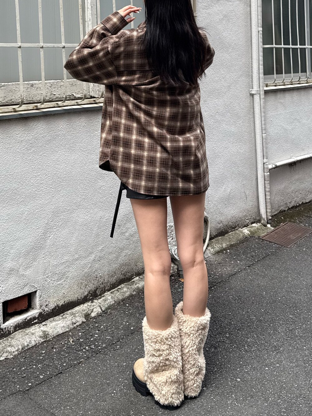 ベージュ系のシャツ/ブラウス、ホワイト系のブーツ、ブラック系のその他パンツを着用したレディースの冬コーディネートの3枚目の写真