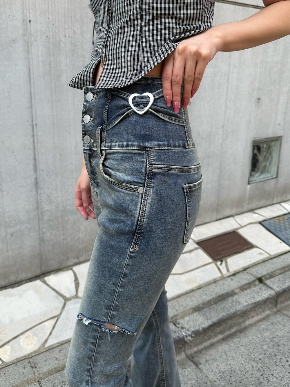 ブラック系のTシャツ/カットソー、ブルー系のデニムパンツ、ブラック系のサンダルを着用したレディースの夏コーディネートの2枚目の写真