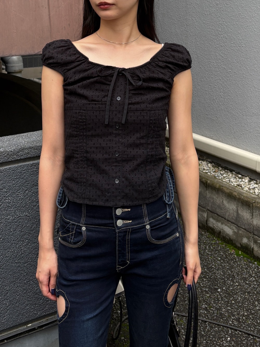 ブルー系のデニムパンツ、ブラック系のサンダル、ブラック系のシャツ/ブラウスを着用したレディースの夏コーディネートの6枚目の写真