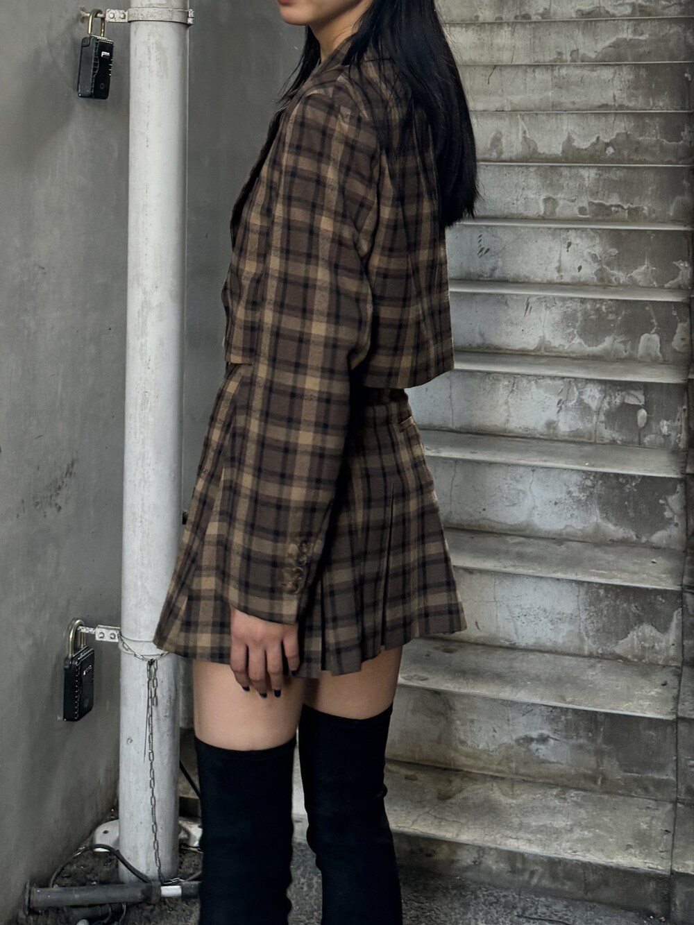 ブラック系のブーツ、その他のテーラードジャケット、その他のスカートを着用したレディースの秋コーディネートの4枚目の写真