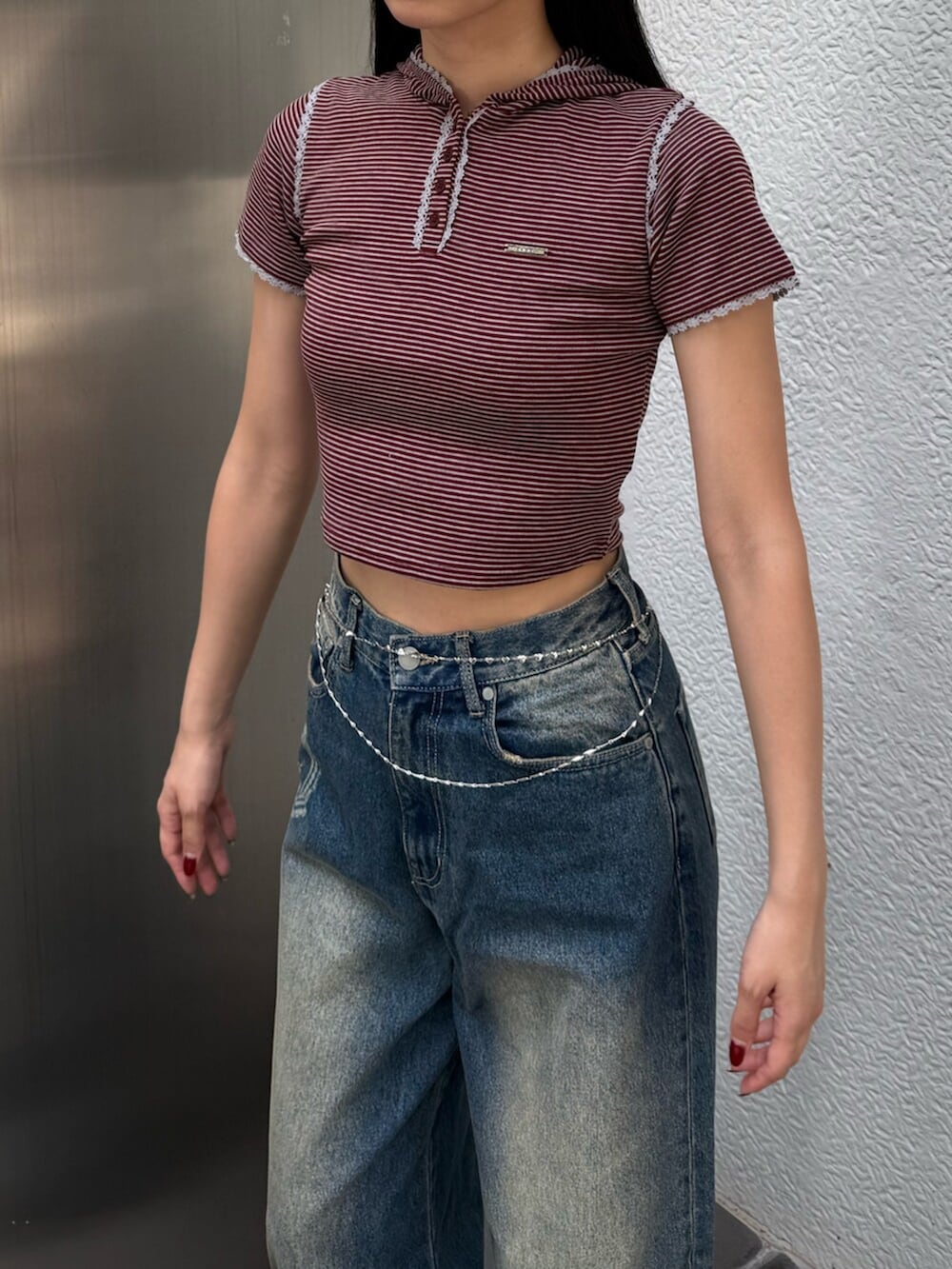 ブルー系のデニムパンツ、レッド系のTシャツ/カットソー、ブラウン系のスニーカーを着用したレディースの夏コーディネートの6枚目の写真