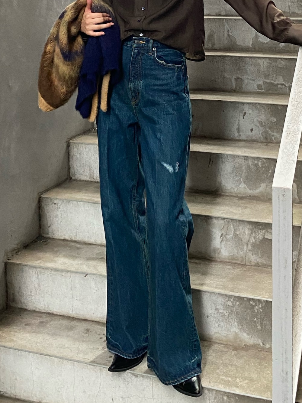 ブラウン系のシャツ/ブラウス、ブルー系のデニムパンツを着用したレディースの秋コーディネートの3枚目の写真