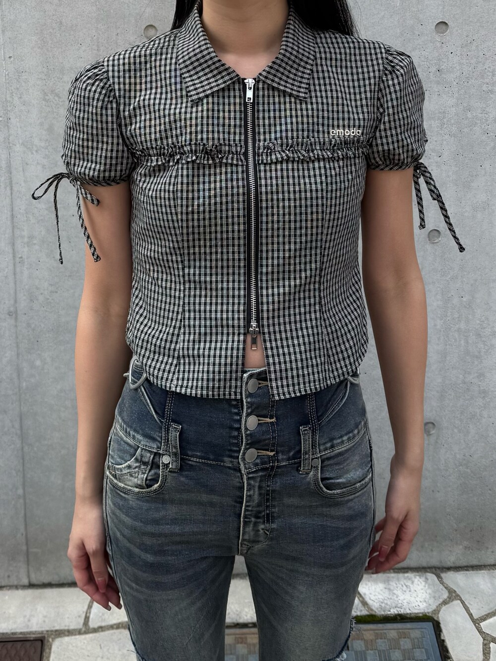 ブラック系のTシャツ/カットソー、ブルー系のデニムパンツ、ブラック系のサンダルを着用したレディースの夏コーディネートの3枚目の写真