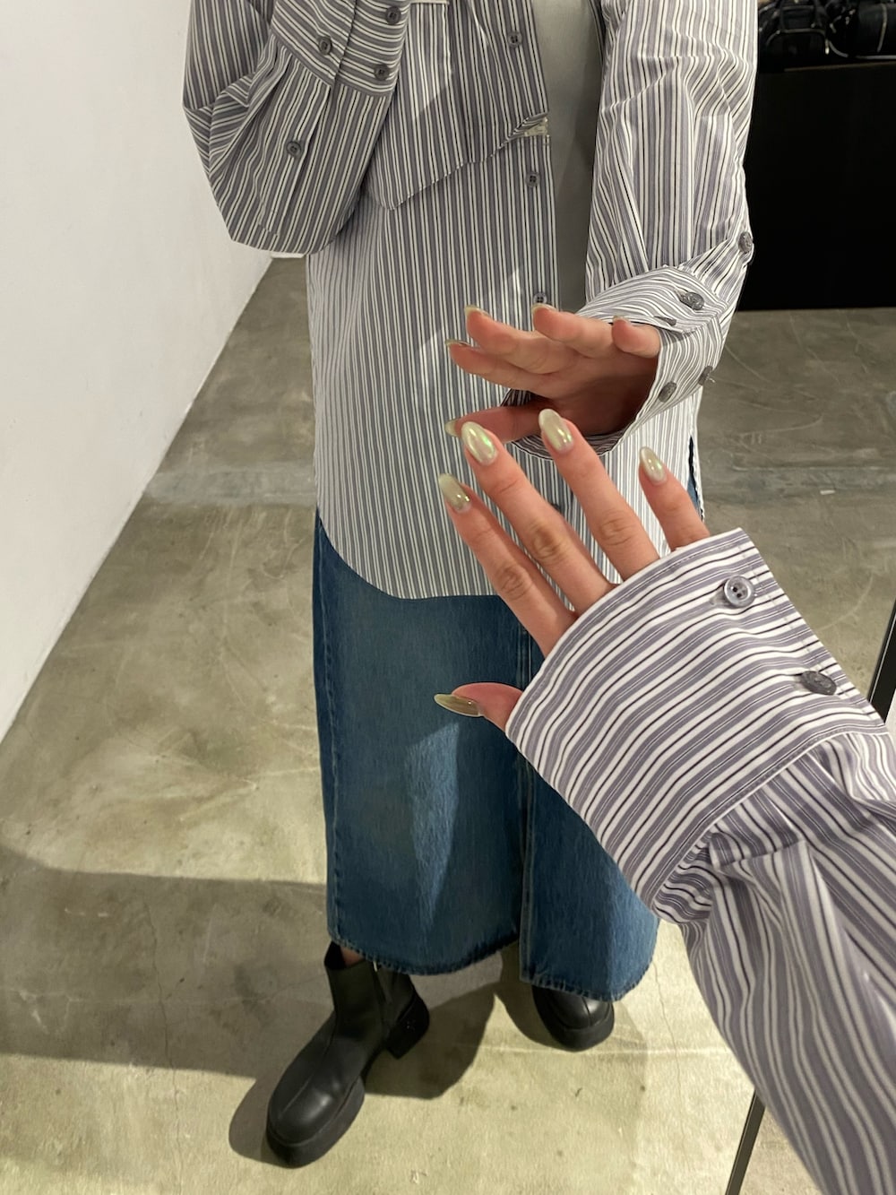 グレー系のシャツ/ブラウスを着用したレディースの春コーディネートの2枚目の写真