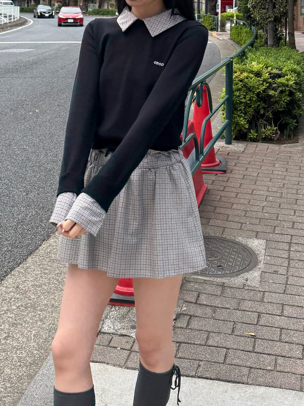 ブラック系のスニーカー、ブラック系のスカート、ブラック系のシャツ/ブラウスを着用したレディースの冬コーディネートの2枚目の写真