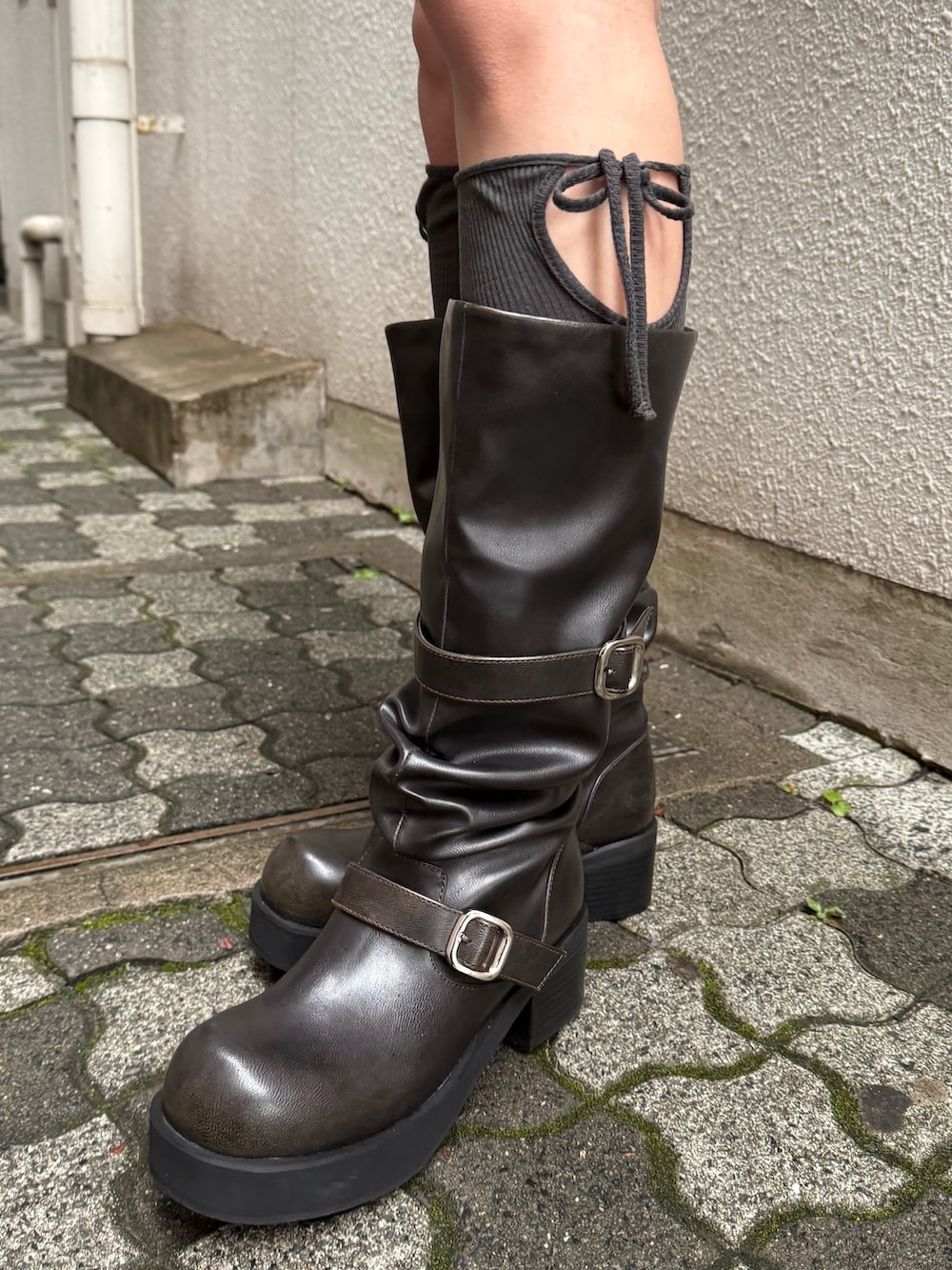 ブルー系のその他パンツ、ブルー系のブルゾン、ブラウン系のブーツを着用したレディースの冬コーディネートの3枚目の写真