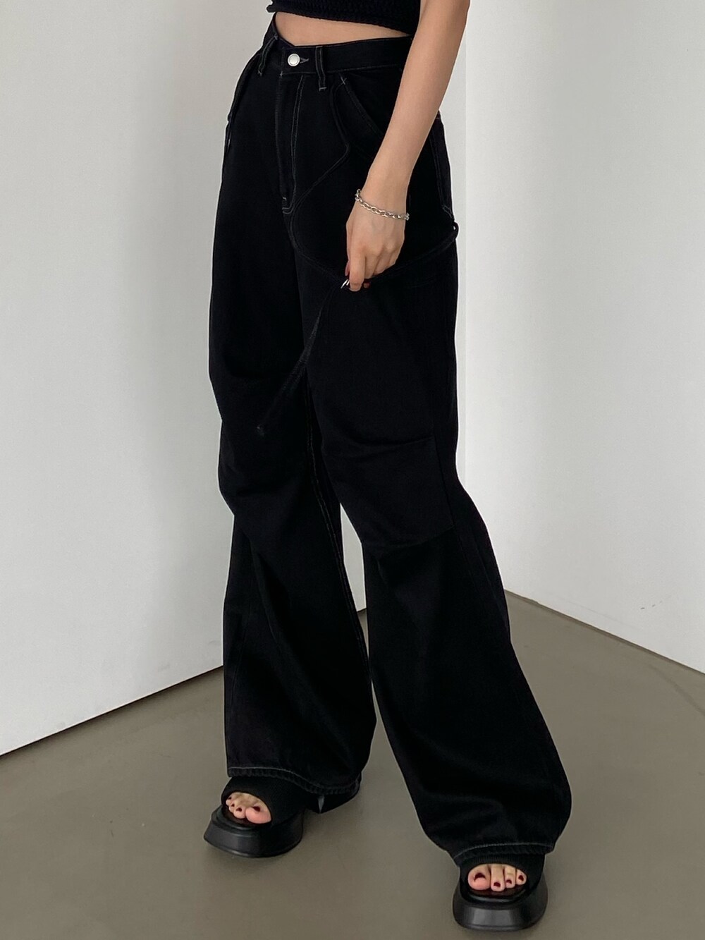 ブラック系のデニムパンツ、ブラック系のタンクトップを着用したレディースの夏コーディネートの2枚目の写真