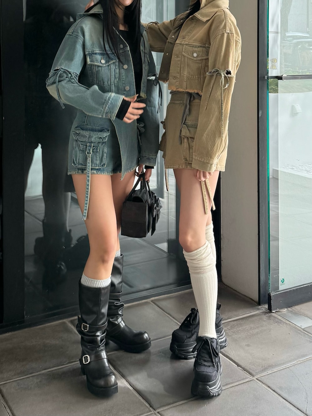 ブラック系のブーツ、ブラック系のスニーカー、ベージュ系のその他パンツを着用したレディースの冬コーディネートの2枚目の写真