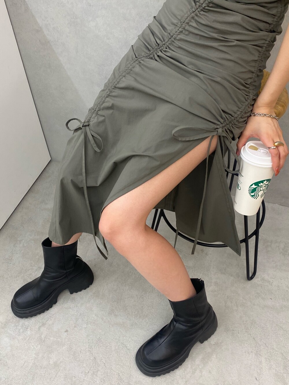 グリーン系のワンピースを着用したレディースの春コーディネートの3枚目の写真