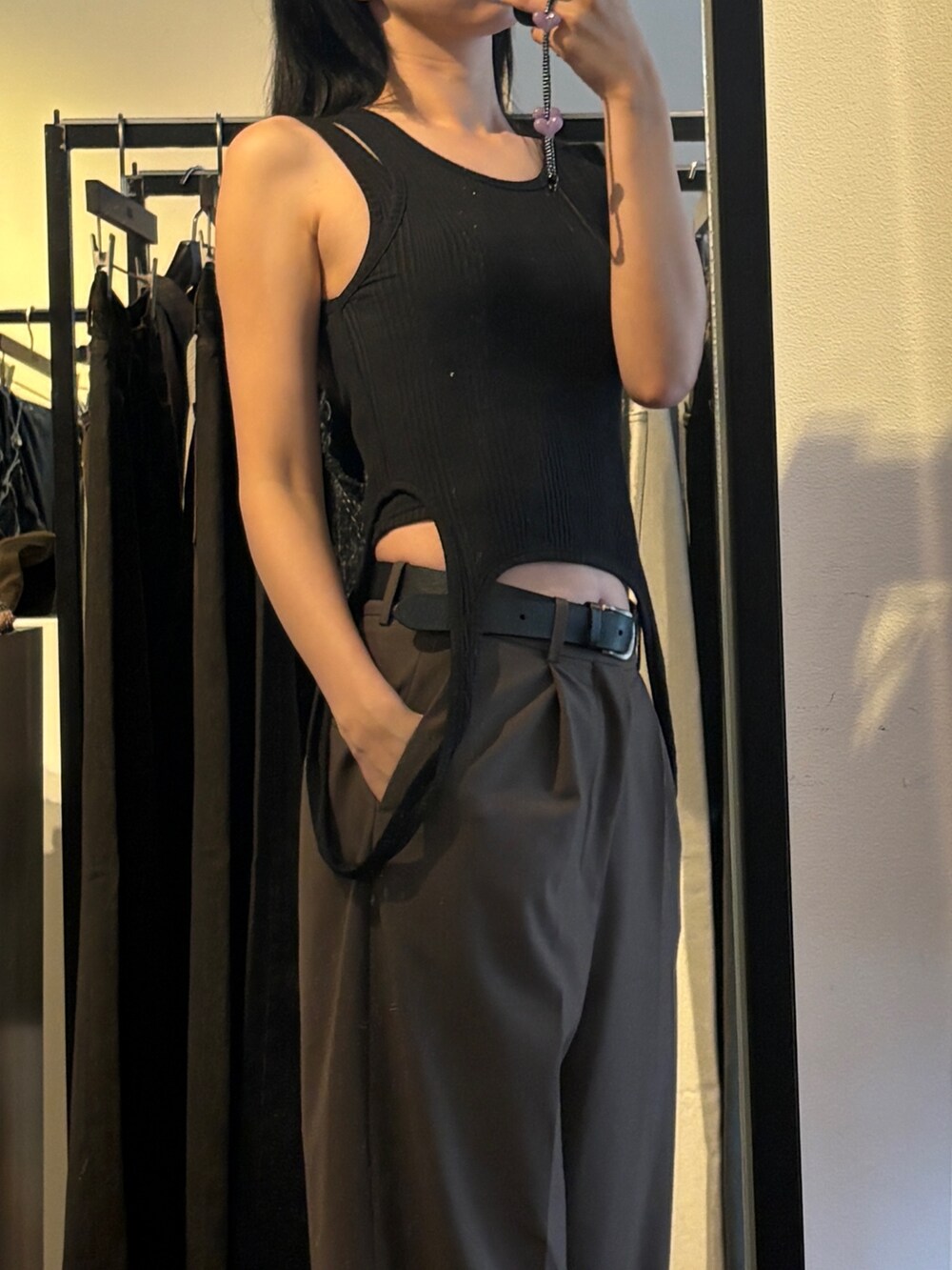 ブラック系のTシャツ/カットソー、ブラック系のサンダル、ブラウン系のその他パンツを着用したレディースの春コーディネートの2枚目の写真