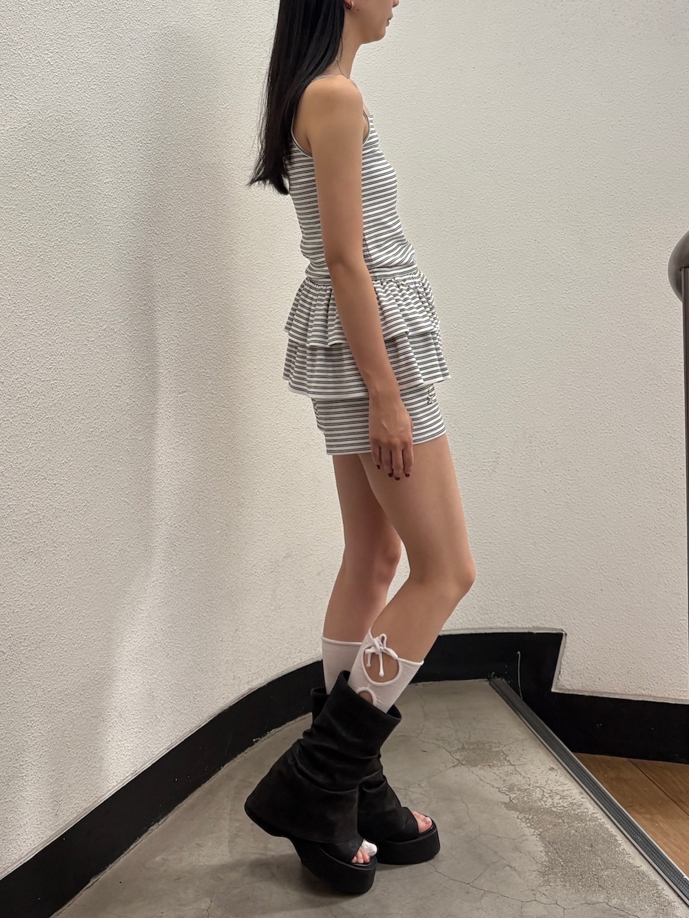 ホワイト系のキャミソール、ホワイト系のその他パンツ、ブラック系のその他シューズを着用したレディースの夏コーディネートの4枚目の写真