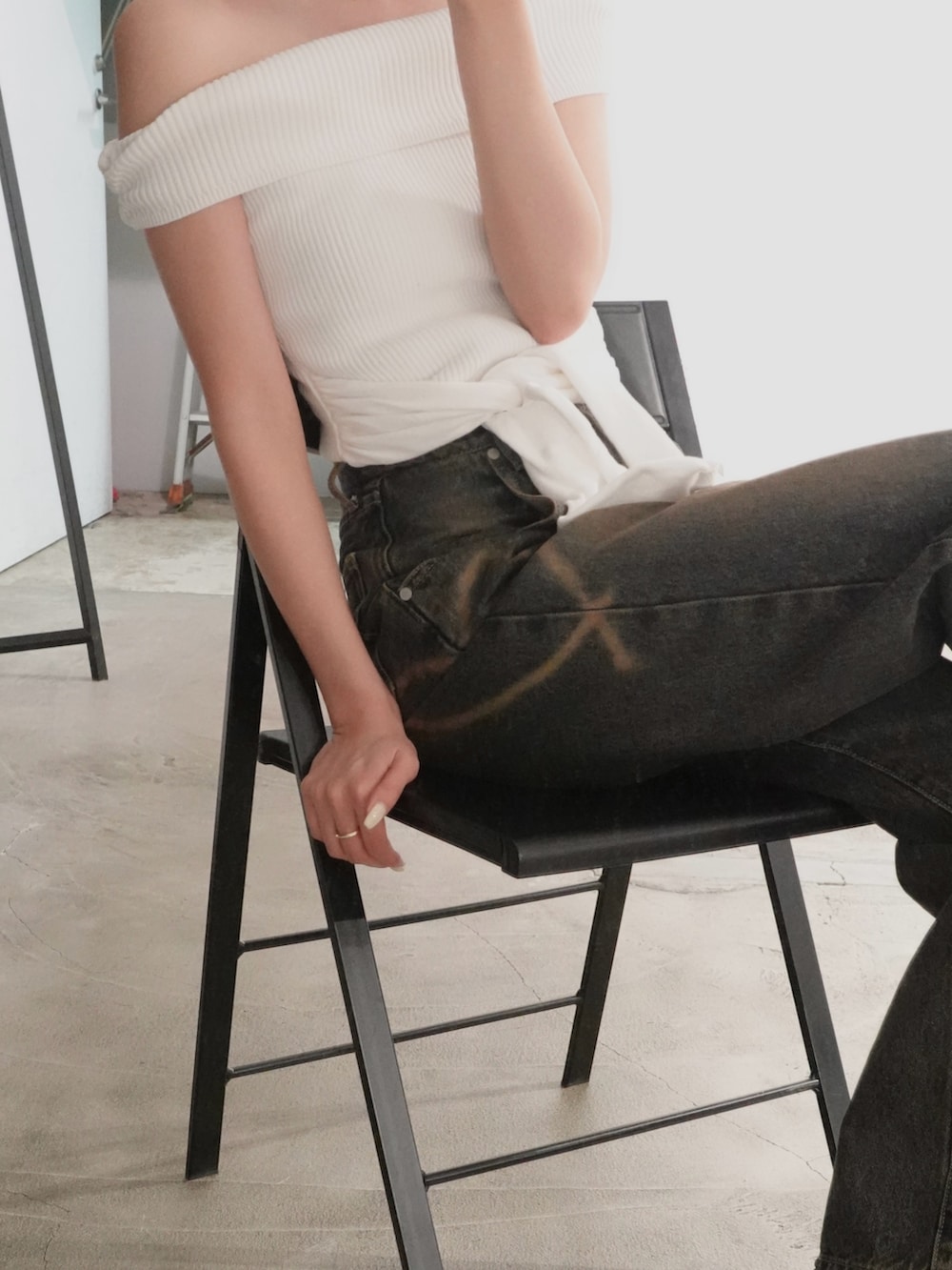 ホワイト系のニット/セーターを着用したレディースの夏コーディネートの2枚目の写真