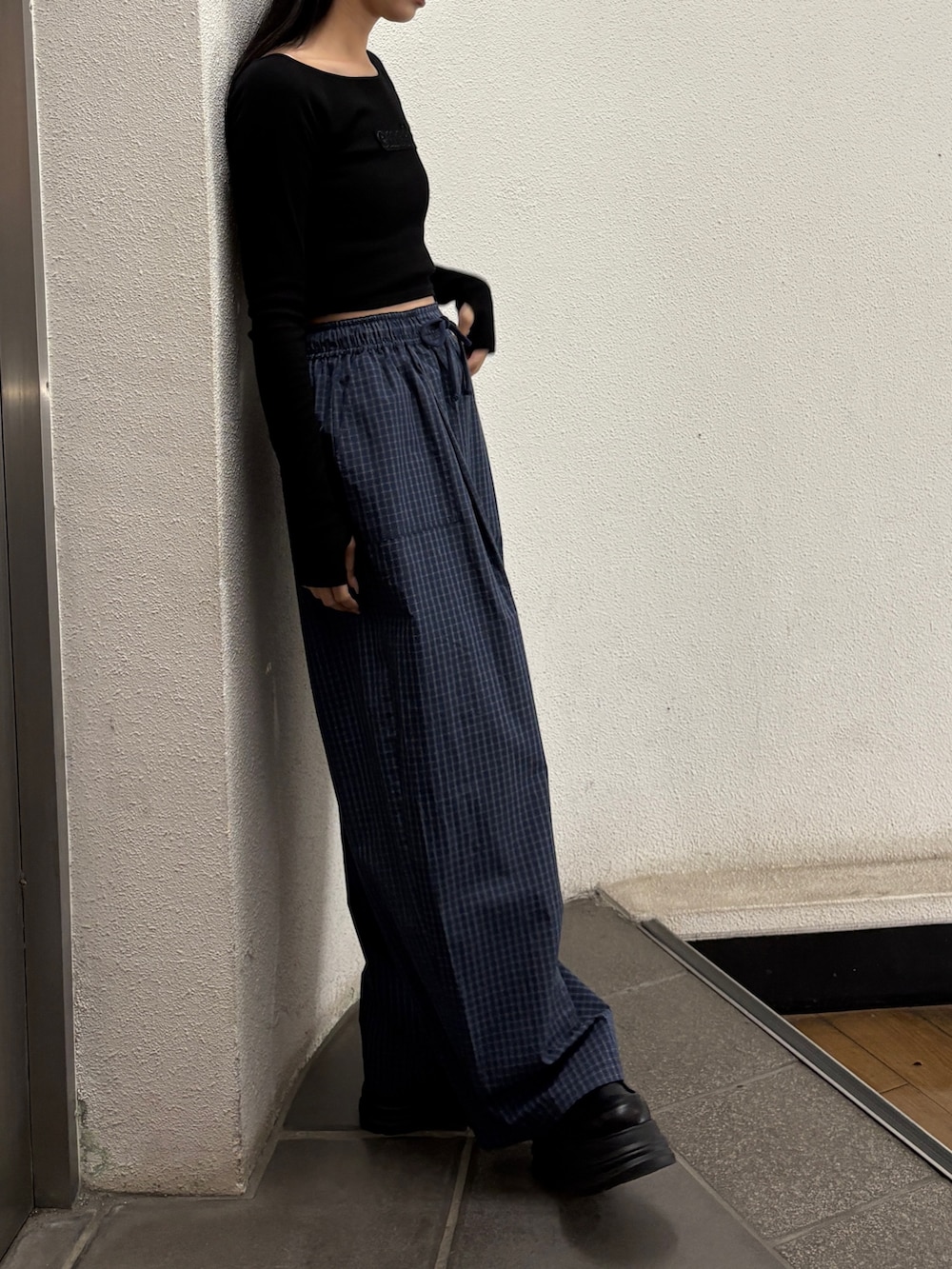 ブルー系のその他パンツ、ブラック系のTシャツ/カットソーを着用したレディースの春コーディネートの2枚目の写真