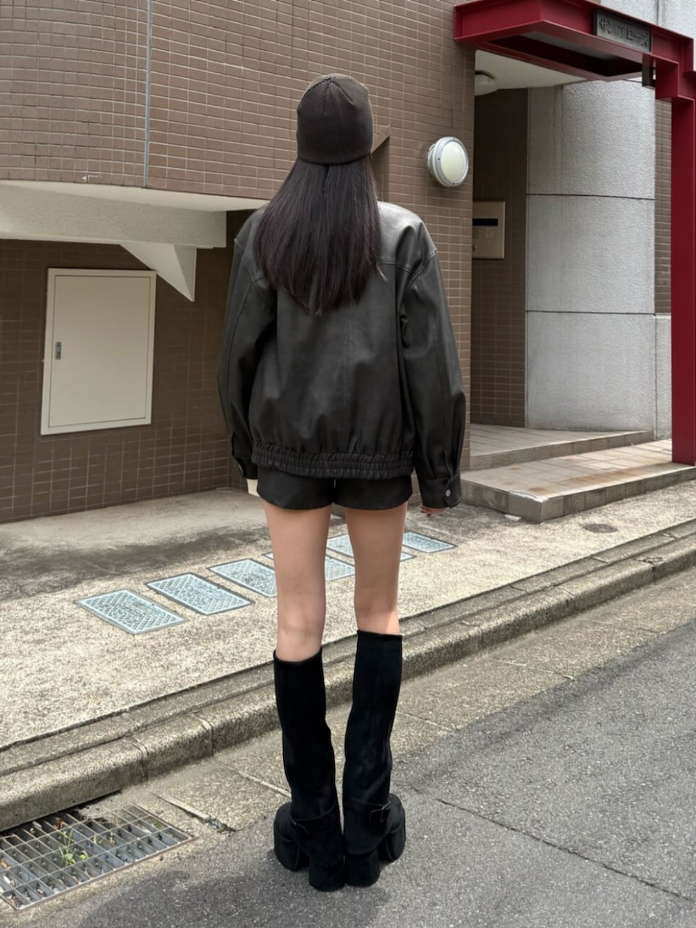 ブラック系のその他パンツ、ブラック系のブーツ、ブラック系のブルゾンを着用したレディースの秋コーディネートの3枚目の写真