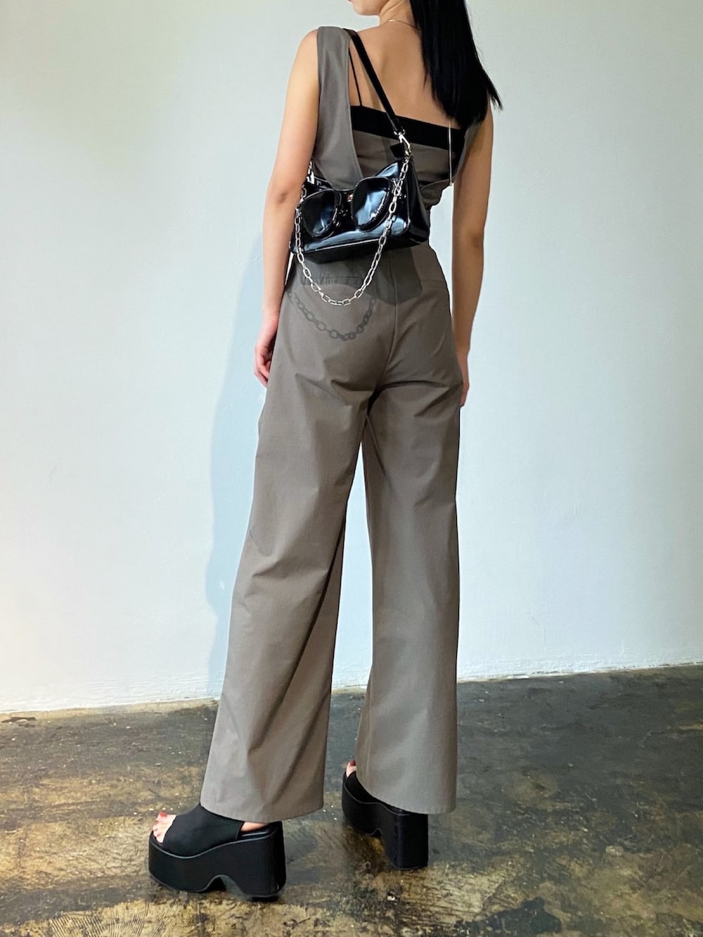 グリーン系のつなぎ/オールインワンを着用したレディースの夏コーディネートの2枚目の写真