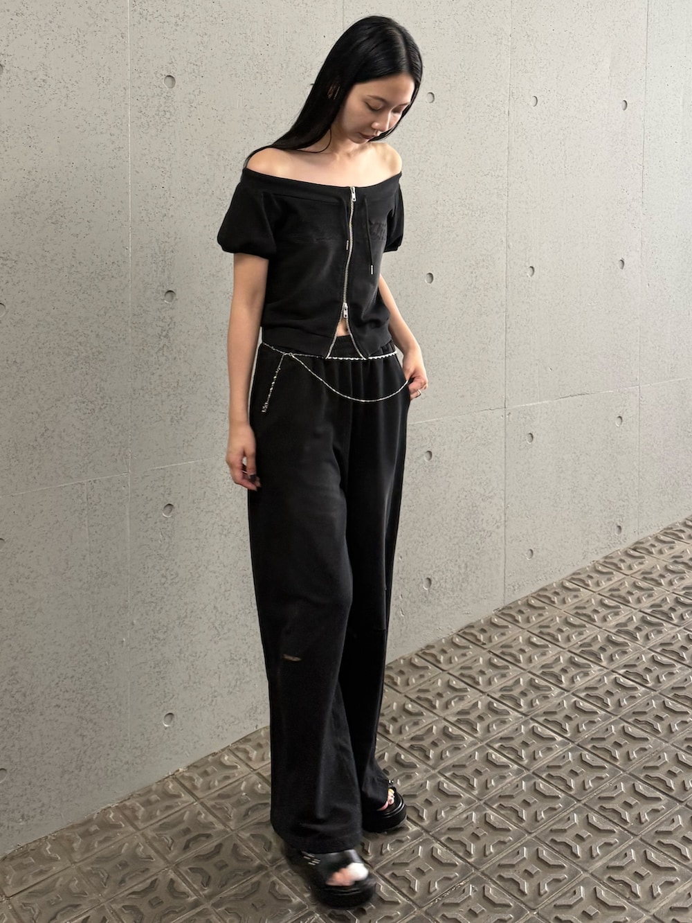 ブラック系のスウェットパンツ、ブラック系のスウェット、ブラック系のサンダルを着用したレディースの夏コーディネートの3枚目の写真