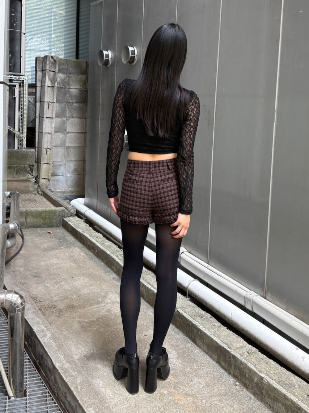 ブラック系のローファー、ブラウン系のその他パンツ、ブラック系のTシャツ/カットソーを着用したレディースの秋コーディネートの3枚目の写真