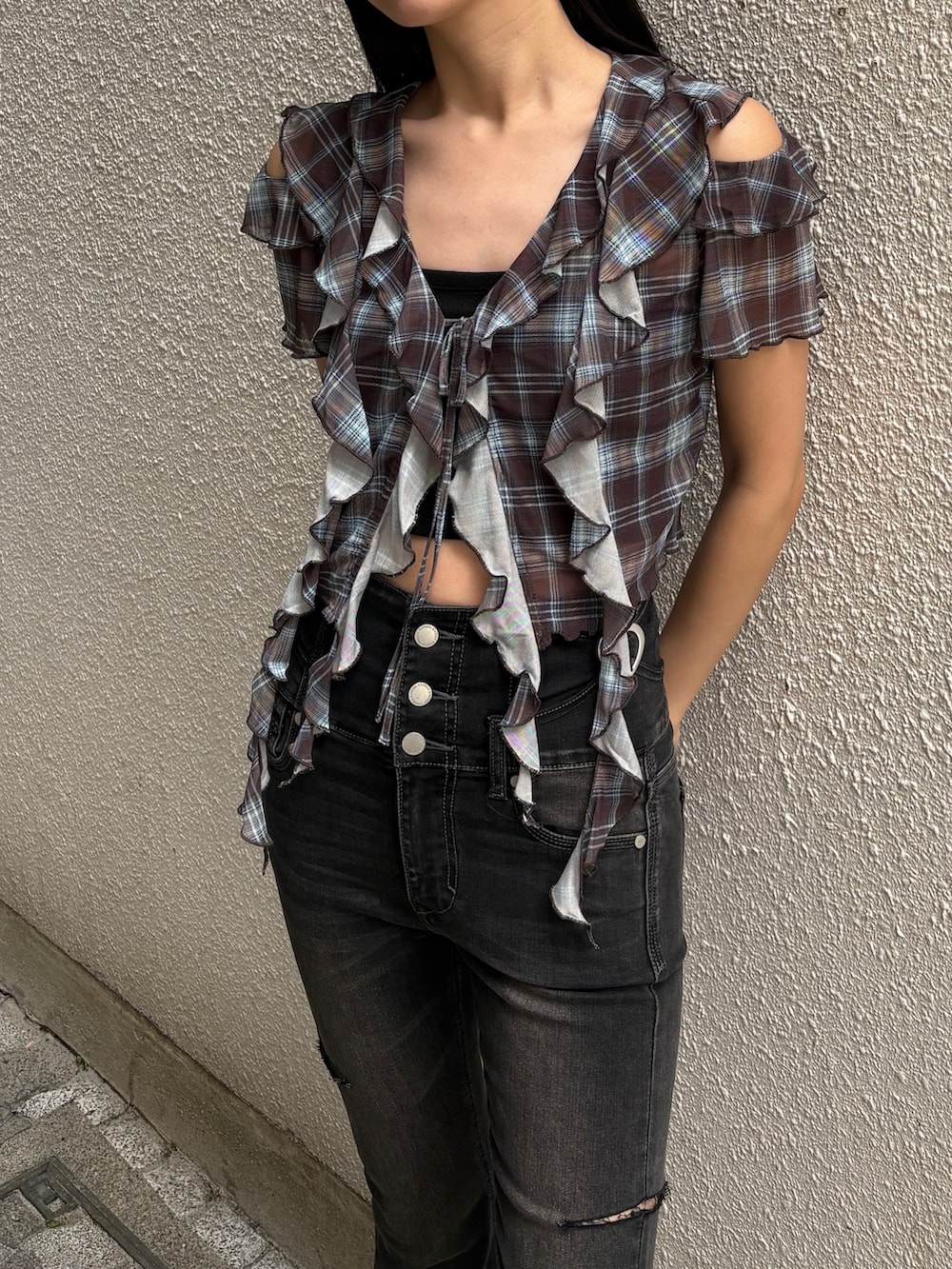 ホワイト系のサンダル、ブラック系のデニムパンツ、ブラウン系のTシャツ/カットソーを着用したレディースの夏コーディネートの5枚目の写真