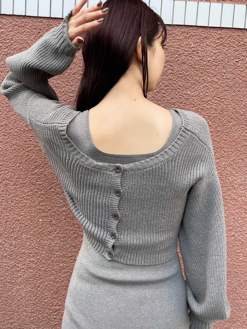 グレー系のワンピース、ブラック系のハンドバッグを着用したレディースの秋コーディネートの2枚目の写真