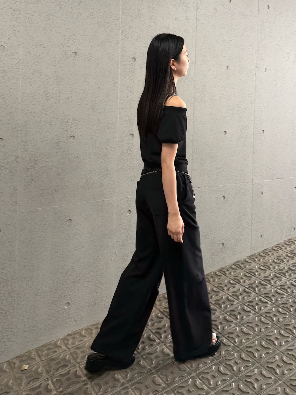ブラック系のスウェットパンツ、ブラック系のスウェット、ブラック系のサンダルを着用したレディースの夏コーディネートの5枚目の写真