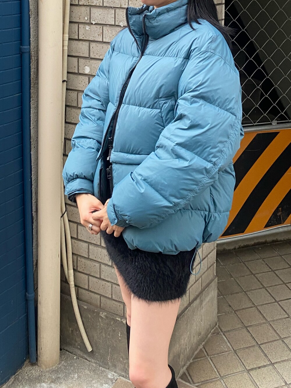 ブラック系のブーツ、ブルー系のブルゾンを着用したレディースの冬コーディネートの4枚目の写真