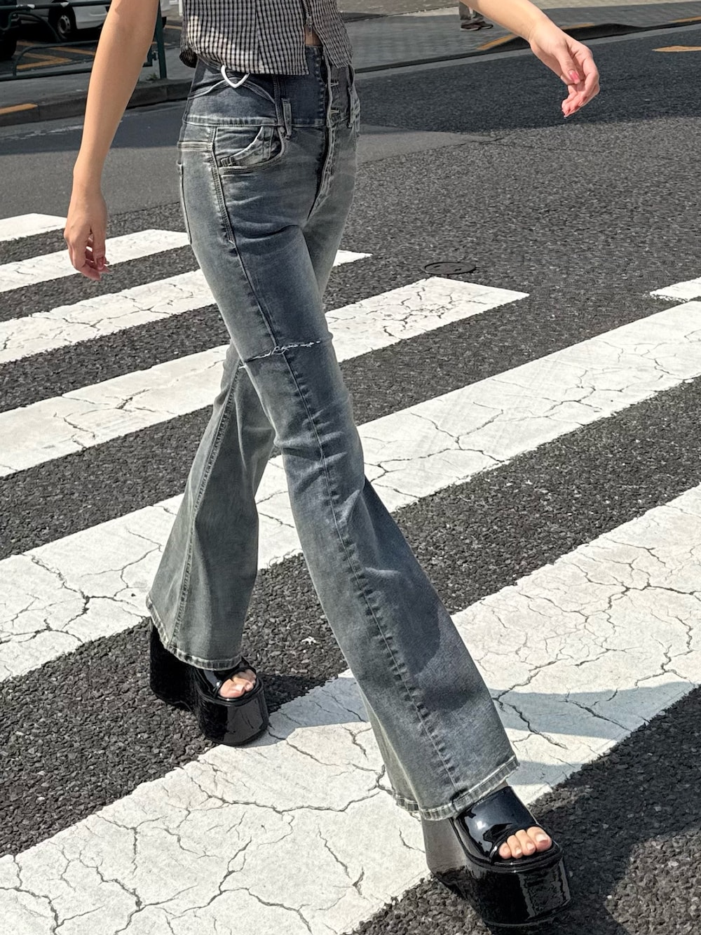 ブラック系のTシャツ/カットソー、ブルー系のデニムパンツ、ブラック系のサンダルを着用したレディースの夏コーディネートの4枚目の写真