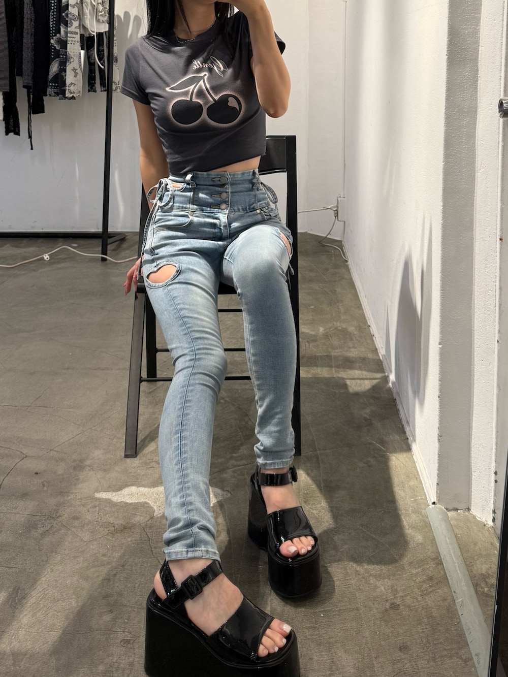 グレー系のTシャツ/カットソー、ブルー系のデニムパンツを着用したレディースの春コーディネートの2枚目の写真