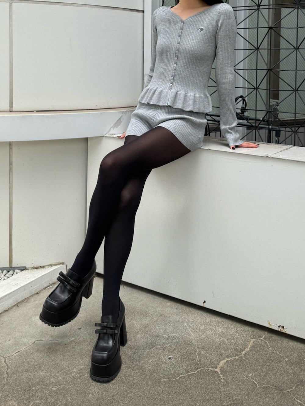 ブラック系のローファー、グレー系のニット/セーター、グレー系のその他パンツを着用したレディースの秋コーディネートの7枚目の写真
