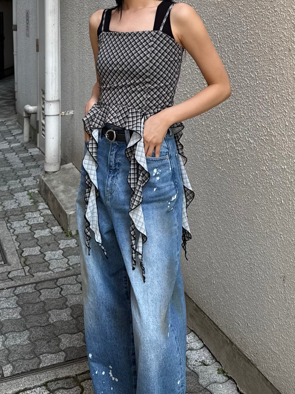 ブルー系のデニムパンツ、その他のTシャツ/カットソーを着用したレディースの夏コーディネートの2枚目の写真