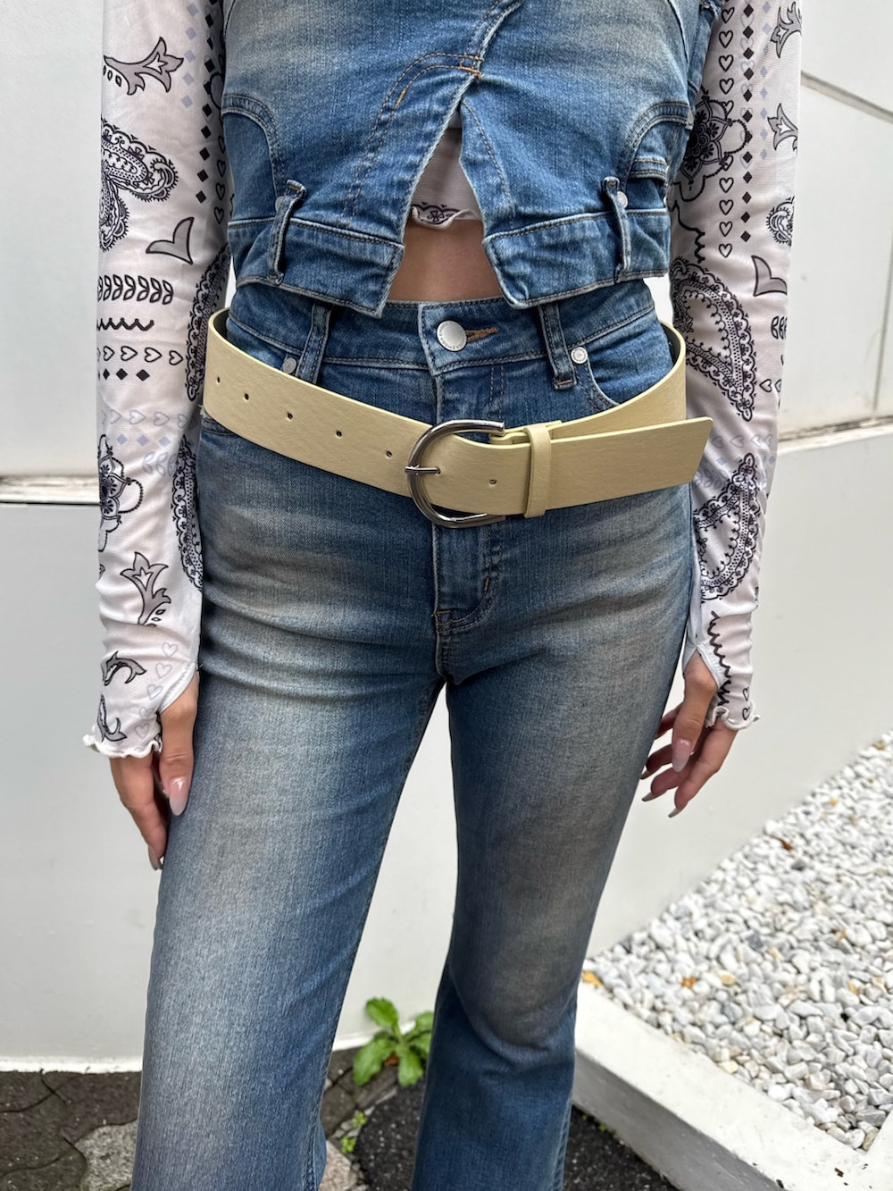 ホワイト系のサンダル、ブルー系のサロペット/オーバーオール、ホワイト系のTシャツ/カットソーを着用したレディースの春コーディネートの3枚目の写真