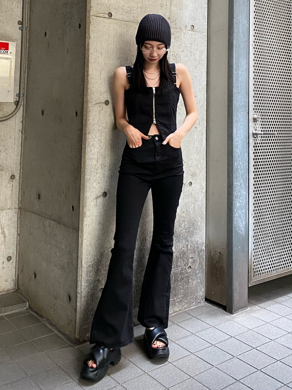 ブラック系のサロペット/オーバーオール、ブラック系のサンダルを着用したレディースの春コーディネートの2枚目の写真