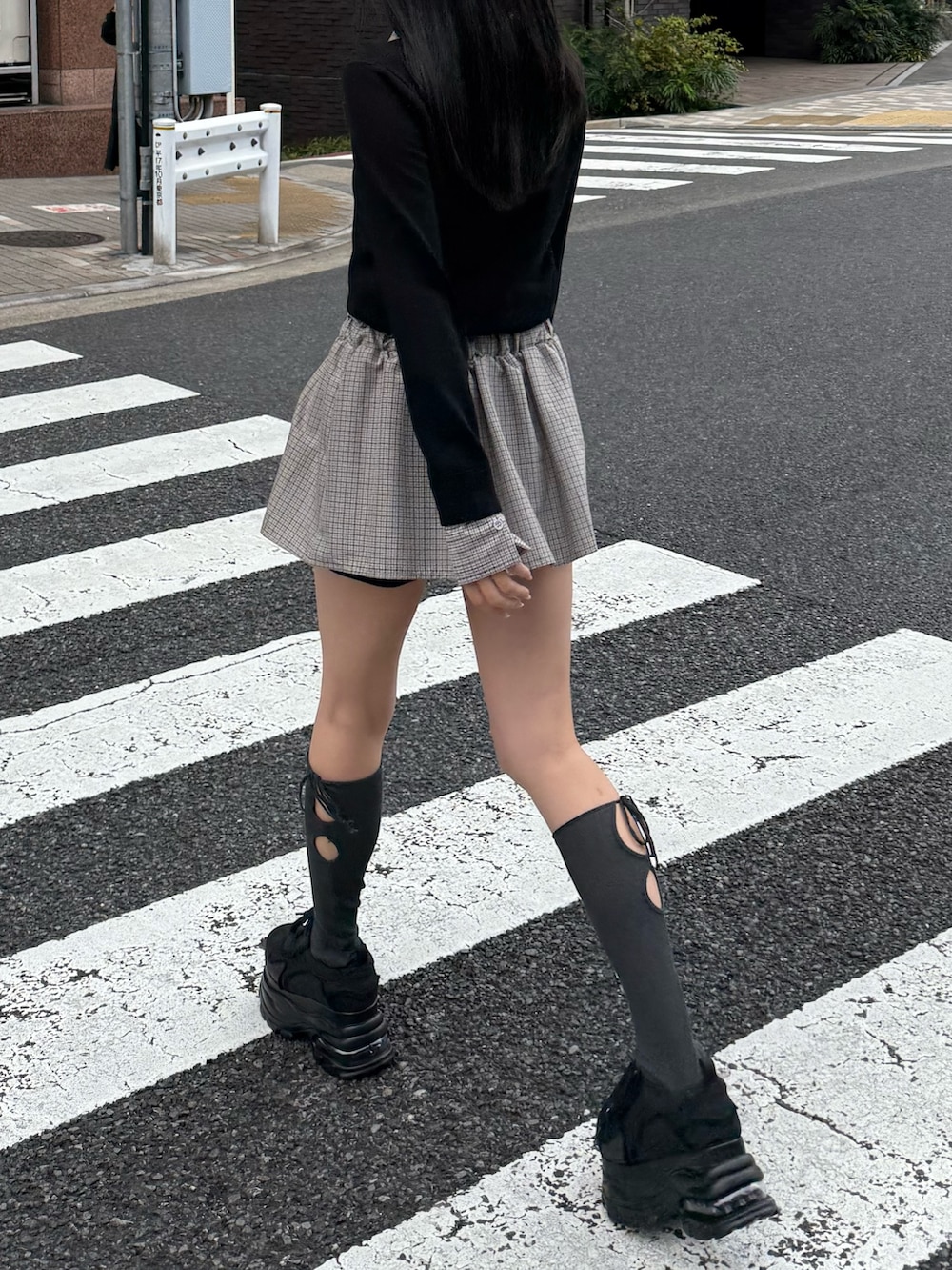 ブラック系のスニーカー、ブラック系のスカート、ブラック系のシャツ/ブラウスを着用したレディースの冬コーディネートの3枚目の写真