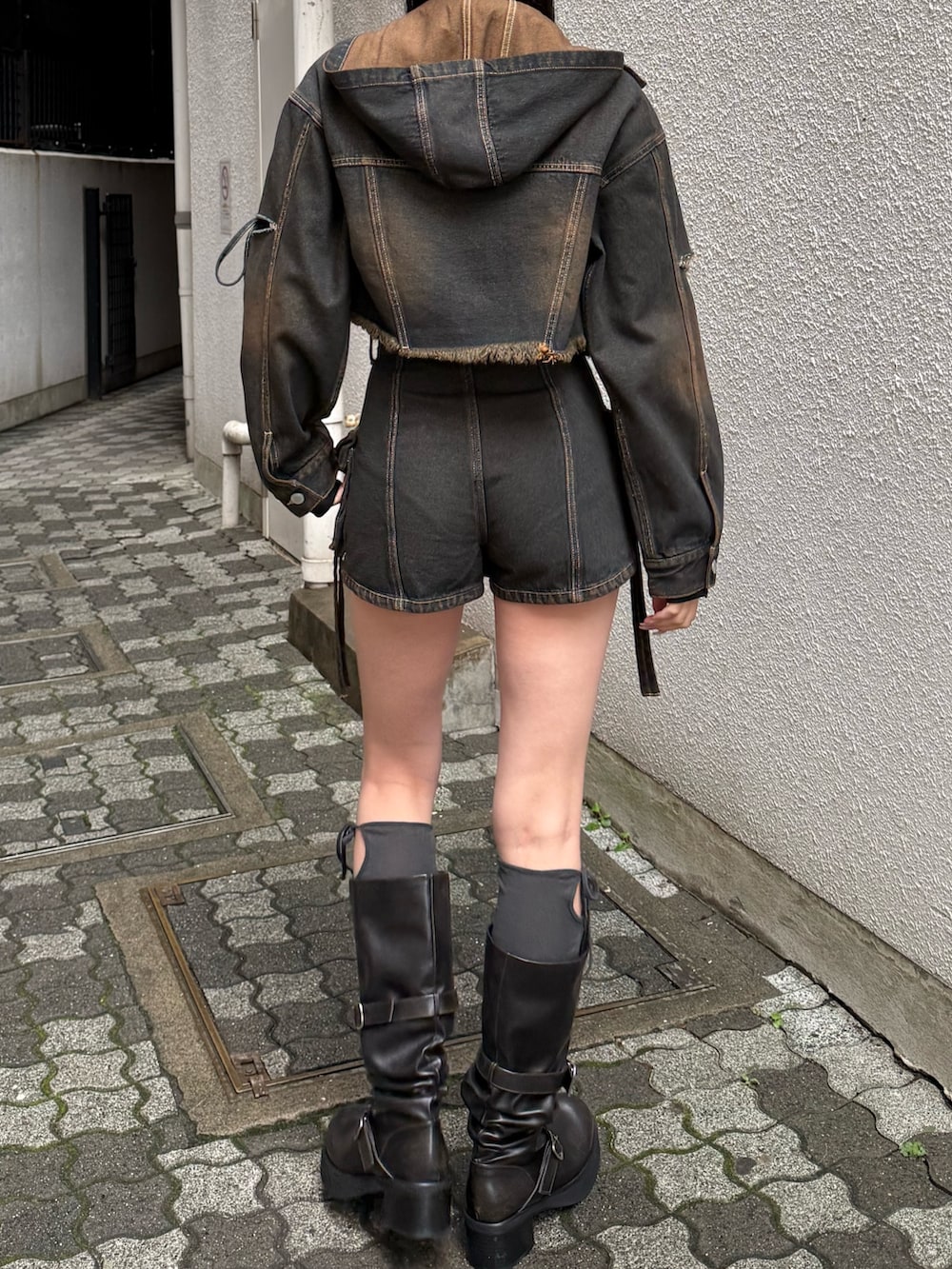 ブルー系のその他パンツ、ブルー系のブルゾン、ブラウン系のブーツを着用したレディースの冬コーディネートの2枚目の写真