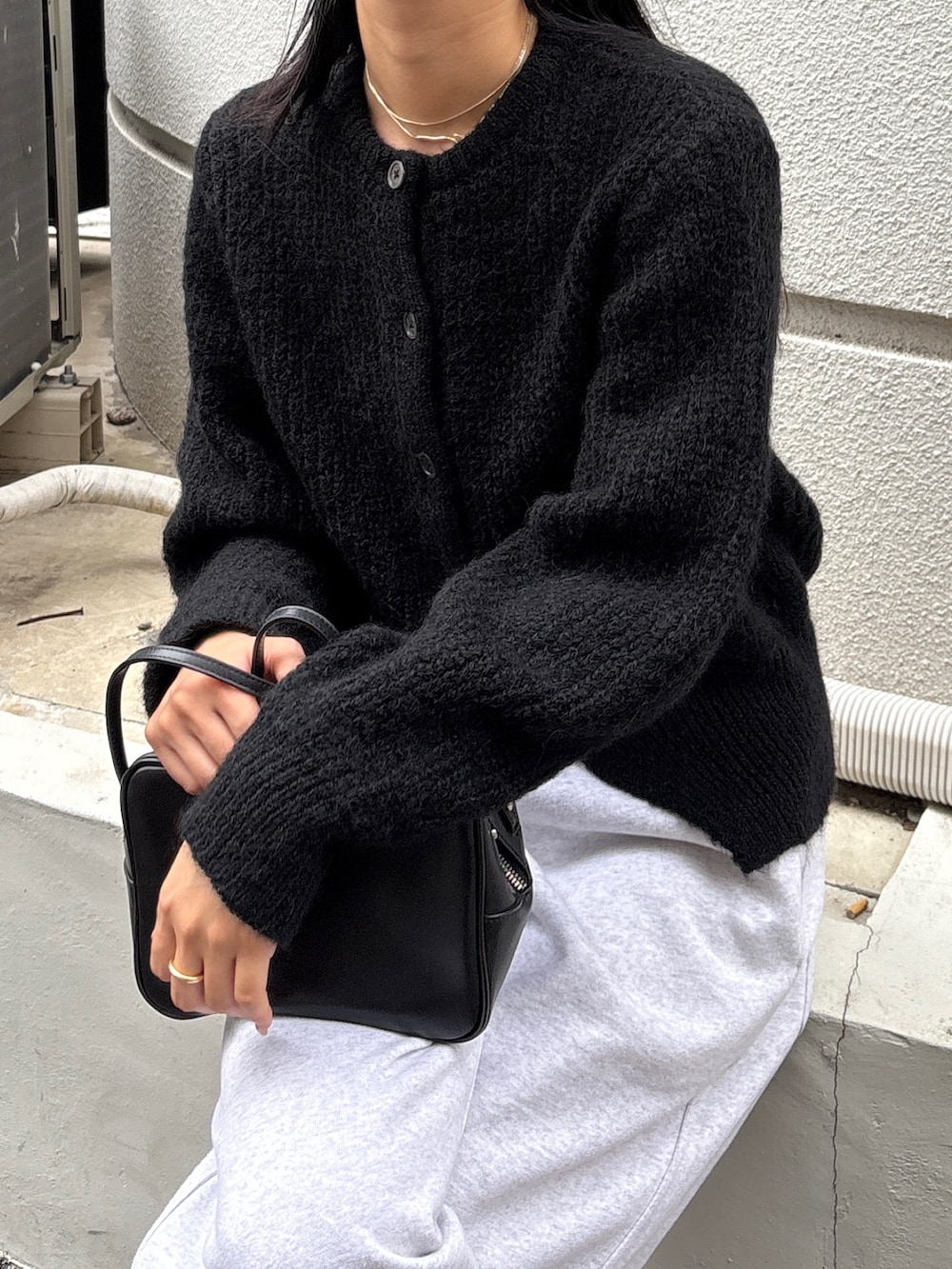 ブラック系のカーディガン/ボレロ、グレー系のスウェットパンツを着用したレディースの秋コーディネートの2枚目の写真