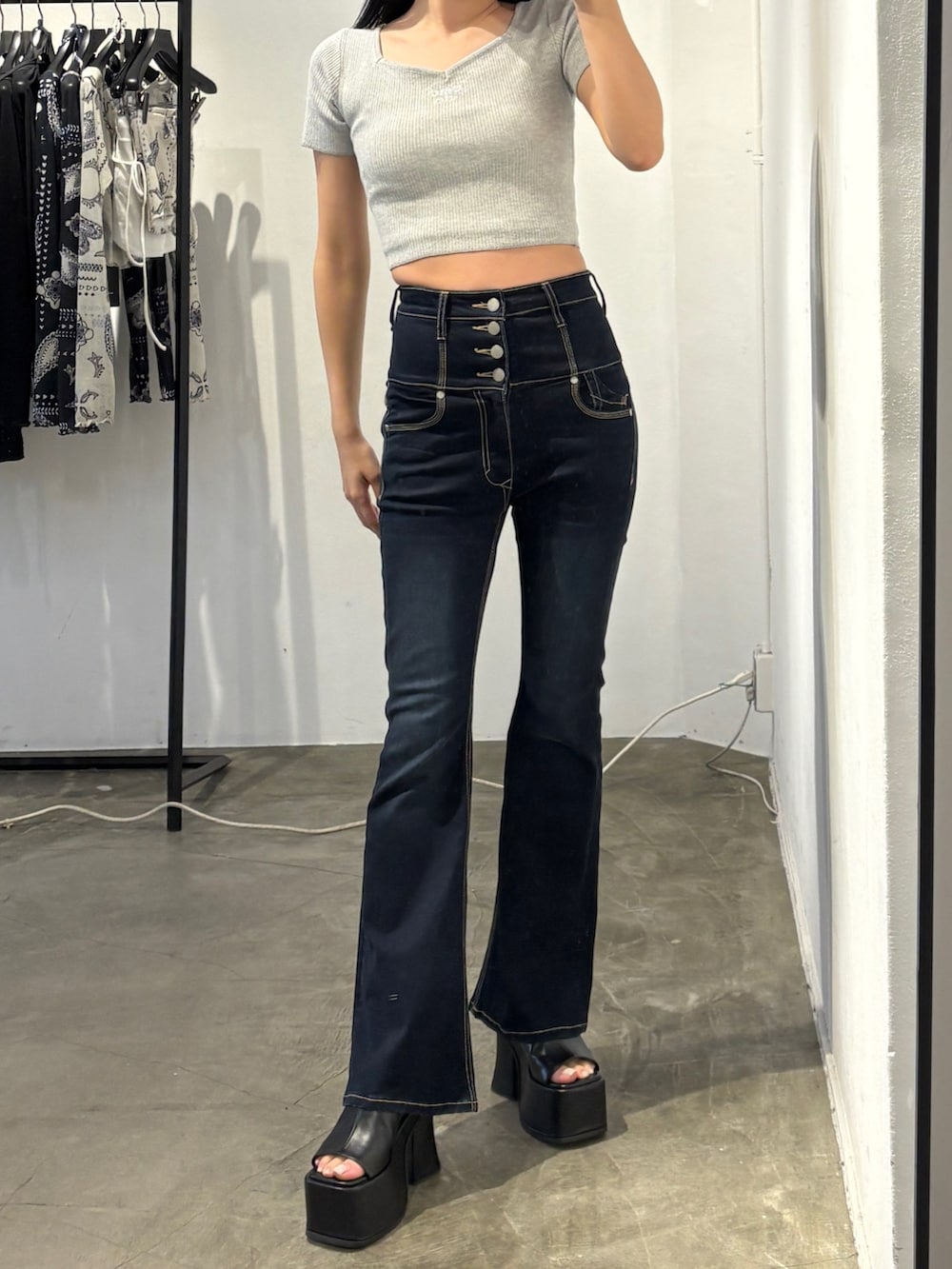 ブルー系のデニムパンツ、ブラック系のサンダル、グレー系のニット/セーターを着用したレディースの春コーディネートの2枚目の写真